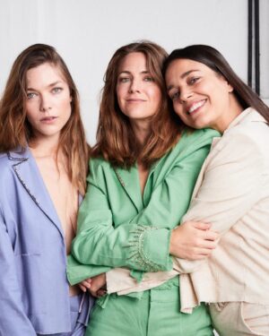 Laura Laprida Instagram - Acá estamos, nunca nos fuimos, ah pero la vida…nos dio mucho material para nuestro podcast 𝑵𝑶 𝑻𝑶𝑫𝑶 𝑳𝑶 𝑸𝑼𝑬 𝑩𝑹𝑰𝑳𝑳𝑨 𝑬𝑺 𝑶𝑹𝑶. Ya llega la segunda temporada de este proyecto que arrancamos el año pasado. Las fotos son nuevas, pero nosotras seguimos siendo las mismas 😅 

Estamos muy emocionadas por mostrarles los nuevos capítulos. 

Escuchamos sus sugerencias y se vienen temas más personales, actuales con muchas emociones y sorpresas. Se sumará alguna prima mas al podcast? O será que aparece alguna trilli? 

Estén atentas porque muy muy pronto van a poder escuchar el  primer capítulo de esta segunda temporada de 𝑵𝑶 𝑻𝑶𝑫𝑶 𝑳𝑶 𝑸𝑼𝑬 𝑩𝑹𝑰𝑳𝑳𝑨 𝑬𝑺 𝑶𝑹𝑶 ⚜️💫

Mientras tanto pueden ponerse al día con la temporada 1 en @spotifyaargentina 

 
Fotos: la #1 @malepiqueph 
St: @allo_martinez siempre 💪🏻
Nosotras @lulilapri @soniazavaleta @pilarlaprida 

#spotify #podcast #wearefamily #fyp #notodoloquebrillaesoro