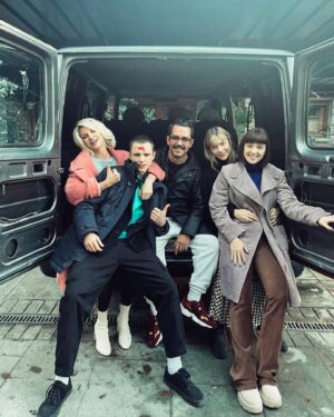 Laura Laprida Instagram - ¿Que les pareció la T2 de Sagrada Familia? 
 ..
Dejo por aquí un resumen de la T1 para los despistados y algunas fotos de esta lindo trabajo rodado en Madrid para @netflixes 
..
#sagradafamilia #netflix #espana