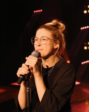Laura Laune Instagram - Reprise 🙌 Demain à la Réunion, ensuite Yutz en Moselle, parce que la personne qui conçoit mon routing de tournée a voulu très vite me remettre les pieds sur terre
#GloryAlleluia #Tournée #LaSuite ❤️
