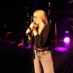 Laura Laune Instagram - Grâce à vous 🥹❤️ Merci de croire en ce spectacle et d’être venus si nombreux pendant cette première année de tournée 😍🥹 Merci de me porter de date en date ❤️ On reprend en septembre !! 🙌 PS: la meilleure équipe du monde PPS: celui qui reconnaît la dernière photo ne gagne rien mais a une forte probabilité d’aimer un peu trop les enfants #GloryAlleluia