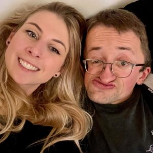 Laura Laune Instagram - Les émotions sont intenses donc ça a été dur pour moi de prendre la parole depuis jeudi. Vos messages de soutien me touchent infiniment, ainsi que vos messages pour Guillaume, et je vous remercie de tout cœur pour ça. 

En regardant les commentaires sur nos vidéos, Guillaume me disait toujours « les gens nous aiment ma lau » ❤️ 

On peut se permettre de se vanner comme on le faisait seulement quand on a une confiance profonde dans l’amour sincère qu’on a l’un pour l’autre. 

Il y a quatre ans, dans un moment de doute, Guillaume m’avait dit : « fais-le pour moi ». Ces mots font plus que jamais écho aujourd’hui. Quand la force n’y est plus, c’est l’amour qui permet d’avancer. 

Vous connaissez notre duo mais avec Neil, notre ami de toujours, nous formions surtout un trio inséparable, qu’on avait appelé le Trio magique, bêtement, mais je vous jure qu’il l’était ❤️ Ce texte pour qu’on oublie jamais ce qui nous liait. 

Je pense à Neil, je pense à Guillaume, et à toutes les personnes qu’il a marquées dans sa vie.