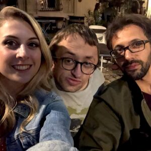 Laura Laune Instagram - Les émotions sont intenses donc ça a été dur pour moi de prendre la parole depuis jeudi. Vos messages de soutien me touchent infiniment, ainsi que vos messages pour Guillaume, et je vous remercie de tout cœur pour ça. 

En regardant les commentaires sur nos vidéos, Guillaume me disait toujours « les gens nous aiment ma lau » ❤️ 

On peut se permettre de se vanner comme on le faisait seulement quand on a une confiance profonde dans l’amour sincère qu’on a l’un pour l’autre. 

Il y a quatre ans, dans un moment de doute, Guillaume m’avait dit : « fais-le pour moi ». Ces mots font plus que jamais écho aujourd’hui. Quand la force n’y est plus, c’est l’amour qui permet d’avancer. 

Vous connaissez notre duo mais avec Neil, notre ami de toujours, nous formions surtout un trio inséparable, qu’on avait appelé le Trio magique, bêtement, mais je vous jure qu’il l’était ❤️ Ce texte pour qu’on oublie jamais ce qui nous liait. 

Je pense à Neil, je pense à Guillaume, et à toutes les personnes qu’il a marquées dans sa vie.