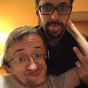 Laura Laune Instagram - Les émotions sont intenses donc ça a été dur pour moi de prendre la parole depuis jeudi. Vos messages de soutien me touchent infiniment, ainsi que vos messages pour Guillaume, et je vous remercie de tout cœur pour ça. 

En regardant les commentaires sur nos vidéos, Guillaume me disait toujours « les gens nous aiment ma lau » ❤️ 

On peut se permettre de se vanner comme on le faisait seulement quand on a une confiance profonde dans l’amour sincère qu’on a l’un pour l’autre. 

Il y a quatre ans, dans un moment de doute, Guillaume m’avait dit : « fais-le pour moi ». Ces mots font plus que jamais écho aujourd’hui. Quand la force n’y est plus, c’est l’amour qui permet d’avancer. 

Vous connaissez notre duo mais avec Neil, notre ami de toujours, nous formions surtout un trio inséparable, qu’on avait appelé le Trio magique, bêtement, mais je vous jure qu’il l’était ❤️ Ce texte pour qu’on oublie jamais ce qui nous liait. 

Je pense à Neil, je pense à Guillaume, et à toutes les personnes qu’il a marquées dans sa vie.