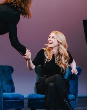 Laura Laune Instagram - Il y a quelques mois, j’ai reçu un message du théâtre Antoine, qui contenait une proposition et un scénario pour une pièce. Je me suis dit NON, non non non, vous êtes FOUS, je n’ai pas DU TOUT le temps de me lancer dans un projet théâtre, avec ma tournée et tous les autres projets en cours, un grand NON avec les bras comme ça 🙅‍♀️ 
Et puis j’ai lu le texte… et j’ai répondu OUI, BIEN SÛR QUE OUI, un IMMENSE OUI avec les mains comme ça 🫶… 

Bref je me suis lancée dans cette folie, j’y ai perdu des heures de sommeil, mon futur burn out a dit « trop bien je vais me pointer plus tôt que prévu », mais je rejoins les très grandes Anne Parillaud et Anne Bouvier à chaque répétition le cœur au bord des yeux et la tête pleine d’un texte dont les mots résonnent très fort en moi et redonnent de l’espoir. 

Avec Anne Parillaud, pendant 1h30, nous prêtons nos voix aux témoignages de légendes féminines et féministes telles que Marjane Satrapi, Virginie Despentes, Emma Thompson, Viola Davis, Mona Eltahawi, et plein d’autres, qui ont toutes répondu à une seule et même question posée par @annickcojean dans le cadre d’interviews à cœurs ouverts : « Je ne serais pas arrivée là si… ? » 

Je pourrais vous dire combien ces témoignages sont puissants, bouleversants, drôles, brillants, courageux, violents parfois, à quel point ils sont indispensables par les temps qui courent (comme disent les gens qui disent « par les temps qui courent »), vous dire en quoi ils me touchent et m’apportent du réconfort et du courage à ce moment de ma vie où j’ai moi-même fait le choix de me livrer en toute intimité dans mon spectacle. Mais je préfère que vous veniez le voir par vous-mêmes parce que j’aurais vraiment le seum d’avoir appris tous ces textes pour rien. 

Ça commence le 23 avril au @theatreantoine, jusqu’au 1er juin ❤️ 

Mise en scène @anne.bouvier0444, sans oublier @laura.favier.comedienne ❤️
@anneparillaudofficiel @jmdproduction