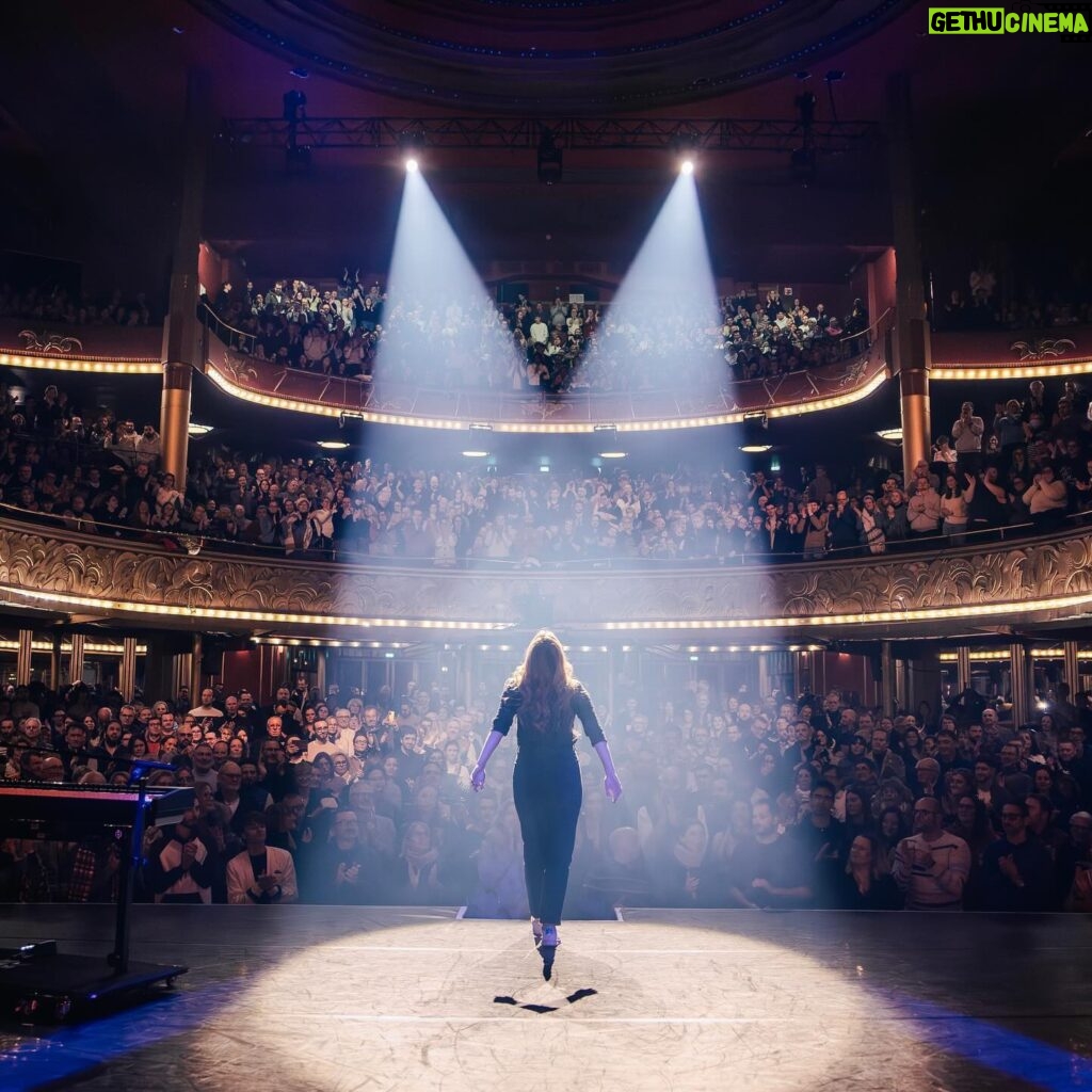 Laura Laune Instagram - FOLIES BERGÈRE ❤️ Comment vous remercier d’avoir rendu ces 4 dates aussi incroyables et inoubliables 🥹 Merci d’être là, merci pour vos messages, pour tout ce que vous me transmettez qui me donne tant de force ❤️ La tournée continue samedi à Besançon 🔥😍