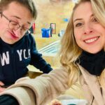 Laura Laune Instagram - Les émotions sont intenses donc ça a été dur pour moi de prendre la parole depuis jeudi. Vos messages de soutien me touchent infiniment, ainsi que vos messages pour Guillaume, et je vous remercie de tout cœur pour ça. En regardant les commentaires sur nos vidéos, Guillaume me disait toujours « les gens nous aiment ma lau » ❤️ On peut se permettre de se vanner comme on le faisait seulement quand on a une confiance profonde dans l’amour sincère qu’on a l’un pour l’autre. Il y a quatre ans, dans un moment de doute, Guillaume m’avait dit : « fais-le pour moi ». Ces mots font plus que jamais écho aujourd’hui. Quand la force n’y est plus, c’est l’amour qui permet d’avancer. Vous connaissez notre duo mais avec Neil, notre ami de toujours, nous formions surtout un trio inséparable, qu’on avait appelé le Trio magique, bêtement, mais je vous jure qu’il l’était ❤️ Ce texte pour qu’on oublie jamais ce qui nous liait. Je pense à Neil, je pense à Guillaume, et à toutes les personnes qu’il a marquées dans sa vie.
