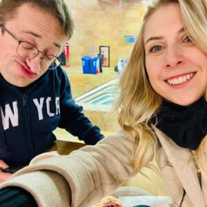 Laura Laune Instagram - Les émotions sont intenses donc ça a été dur pour moi de prendre la parole depuis jeudi. Vos messages de soutien me touchent infiniment, ainsi que vos messages pour Guillaume, et je vous remercie de tout cœur pour ça. 

En regardant les commentaires sur nos vidéos, Guillaume me disait toujours « les gens nous aiment ma lau » ❤️ 

On peut se permettre de se vanner comme on le faisait seulement quand on a une confiance profonde dans l’amour sincère qu’on a l’un pour l’autre. 

Il y a quatre ans, dans un moment de doute, Guillaume m’avait dit : « fais-le pour moi ». Ces mots font plus que jamais écho aujourd’hui. Quand la force n’y est plus, c’est l’amour qui permet d’avancer. 

Vous connaissez notre duo mais avec Neil, notre ami de toujours, nous formions surtout un trio inséparable, qu’on avait appelé le Trio magique, bêtement, mais je vous jure qu’il l’était ❤️ Ce texte pour qu’on oublie jamais ce qui nous liait. 

Je pense à Neil, je pense à Guillaume, et à toutes les personnes qu’il a marquées dans sa vie.