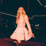 Laura Laune Instagram - Parfois en message privé, vous me demandez d’où viennent mes tenues de scène, et parfois, vous me demandez de venir jouer dans votre garage à l’occasion du concours du plus gros buveur de bière sans les mains organisé par votre cousin « qui a le même humour que moi ». Comme j’avais envie d’insulter personne aujourd’hui, j’ai choisi de répondre à la première question ! Merci à Céline Hétroit pour ses créations ❤️ @celinehetroit_creation