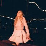 Laura Laune Instagram - Parfois en message privé, vous me demandez d’où viennent mes tenues de scène, et parfois, vous me demandez de venir jouer dans votre garage à l’occasion du concours du plus gros buveur de bière sans les mains organisé par votre cousin « qui a le même humour que moi ». Comme j’avais envie d’insulter personne aujourd’hui, j’ai choisi de répondre à la première question ! Merci à Céline Hétroit pour ses créations ❤️ @celinehetroit_creation