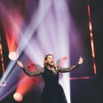 Laura Laune Instagram - Rediffusion de mon premier spectacle ce soir sur @cstarlachaine à 21h10 😍🌟 Suivi d’un documentaire sur ma vie dans lequel @guillaume_bats va s’incruster de manière intempestive et envahissante tel un pop up sur un site porno #LeDiableEstUneGentillePetiteFille suivi de #LaVictoireDeLAudace 🌟🎬