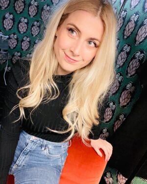 Laura Laune Instagram - Déjà 15 dates de rodage pour mon nouveau spectacle et déjà plein de souvenirs ! Je sais pas ce que j’ai préféré, quand les alcooliques ont chanté « la bite à dudule » pendant 6 heures devant mon hôtel à Lille, quand les habitants de Caen m’ont sorti toutes leurs vannes sur « tu reviens quand à Caen », ou quand j’ai dû échanger un rein contre 10 litres de SP95 à Marseille ! 

Merci pour vos retours incroyables sur le show, ça vaut pas un jerrican d’essence mais c’est gentil quand même ❤️❤️

#GloryAlleluia #NouveauSpectacle #Tournée