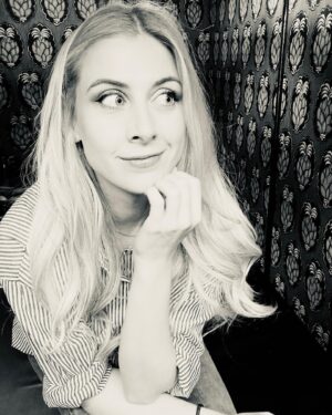 Laura Laune Instagram - Déjà 15 dates de rodage pour mon nouveau spectacle et déjà plein de souvenirs ! Je sais pas ce que j’ai préféré, quand les alcooliques ont chanté « la bite à dudule » pendant 6 heures devant mon hôtel à Lille, quand les habitants de Caen m’ont sorti toutes leurs vannes sur « tu reviens quand à Caen », ou quand j’ai dû échanger un rein contre 10 litres de SP95 à Marseille ! 

Merci pour vos retours incroyables sur le show, ça vaut pas un jerrican d’essence mais c’est gentil quand même ❤️❤️

#GloryAlleluia #NouveauSpectacle #Tournée