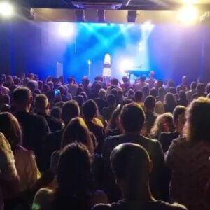 Laura Laune Instagram - Déjà 15 dates de rodage pour mon nouveau spectacle et déjà plein de souvenirs ! Je sais pas ce que j’ai préféré, quand les alcooliques ont chanté « la bite à dudule » pendant 6 heures devant mon hôtel à Lille, quand les habitants de Caen m’ont sorti toutes leurs vannes sur « tu reviens quand à Caen », ou quand j’ai dû échanger un rein contre 10 litres de SP95 à Marseille ! 

Merci pour vos retours incroyables sur le show, ça vaut pas un jerrican d’essence mais c’est gentil quand même ❤️❤️

#GloryAlleluia #NouveauSpectacle #Tournée