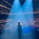 Laura Laune Instagram - Grâce à vous 🥹❤️ Merci de croire en ce spectacle et d’être venus si nombreux pendant cette première année de tournée 😍🥹 Merci de me porter de date en date ❤️ On reprend en septembre !! 🙌 PS: la meilleure équipe du monde PPS: celui qui reconnaît la dernière photo ne gagne rien mais a une forte probabilité d’aimer un peu trop les enfants #GloryAlleluia