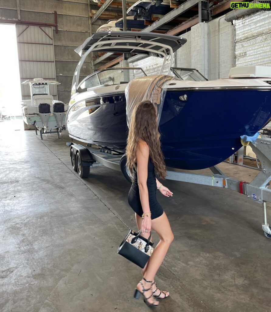 Laura Müller Instagram - Living my best life🔥 our new boat is ready for the ocean🌊 [AD]