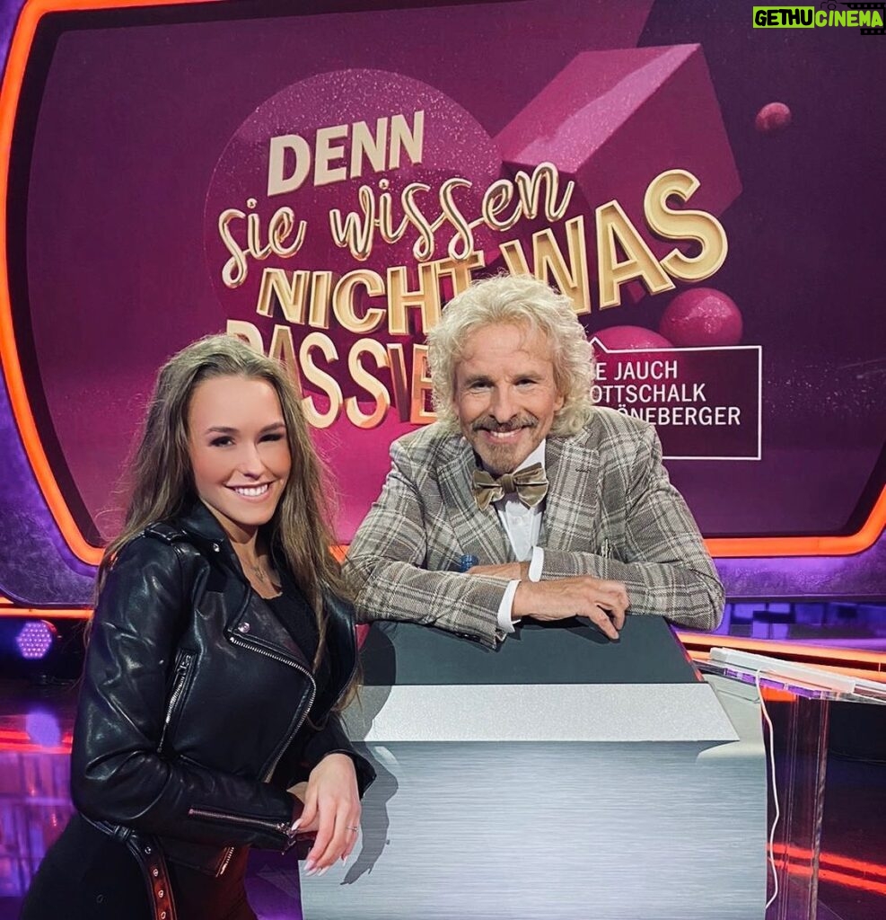 Laura Müller Instagram - Es war mir eine Ehre!🥳 #thomasgottschalk #rtl #dennsiewissennichtwaspassiert Go schatzi @wendler.michael ❤️ und Oli @oliverpocher