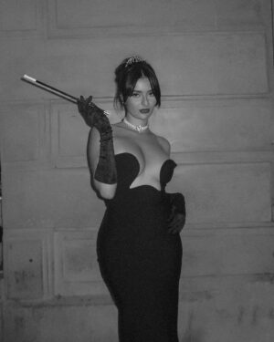 Laura Marra Instagram - Back to 🖤🤍 happy Halloween