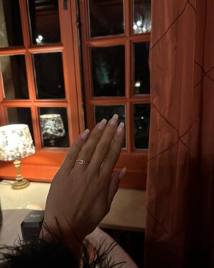 Laura Marra Instagram - Un 29ème anniversaire de princesse 🥹🤍

1. moi avec 1 an de   
2. la vue de ma chambre 
3. Ce qui était sensé être mon entrée 🥹 
4. Le château où j’ai passé mon anniversaire 
5. moi en mode selfie dans le miroir 
6. mon cadeau d’anniversaire ✨🫶🏻
7. les meilleurs fromages de ma vie 
8. Mon dîner d’anniversaire 
9. apéritif gastronomique
10.En détente dans mon bain