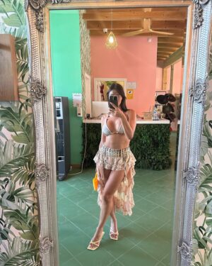 Laura Marra Instagram - Quel est votre look préféré d’Ibiza ? Moi c’est le dernier 👉🏼🍉 #ibiza