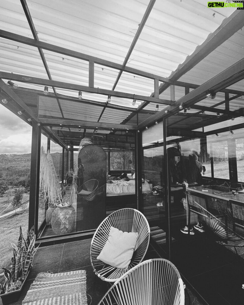 Laura Osma Instagram - Flotando en una casita en las nubes @aska.house ✨☁️☁️☁️
