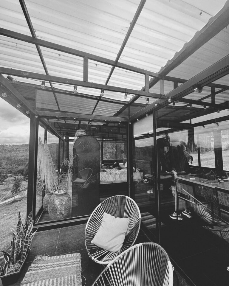 Laura Osma Instagram - Flotando en una casita en las nubes @aska.house ✨☁️☁️☁️