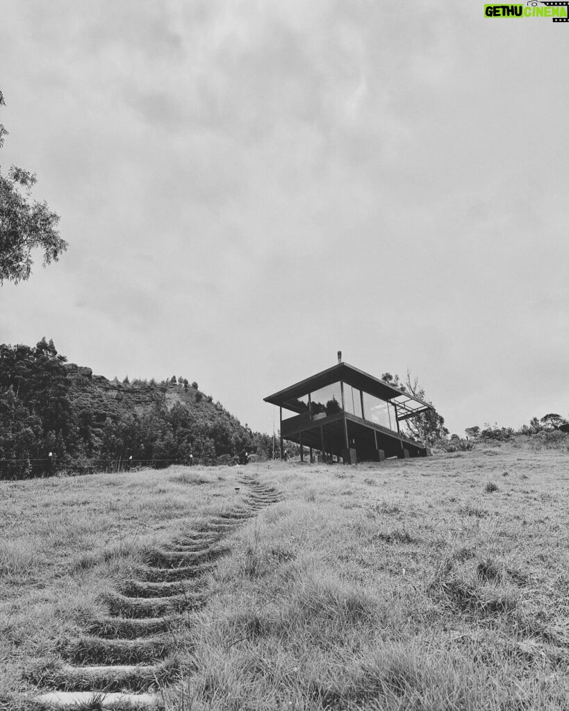 Laura Osma Instagram - Flotando en una casita en las nubes @aska.house ✨☁️☁️☁️