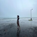 Laura Osma Instagram - Abril me recibió con un tsunami y me dejó naufragando en un mar desconocido; perdida y con la pérdida de todo lo que alguna vez di por conocido. En medio de la nada vi la muerte. El fin. El vacío y el silencio. Ese silencio que es azul oscuro como las profundidades del océano. Donde respirar es imposible y se siente estar muy vivo. En esa inmersión de lo que desconocemos, regresamos al útero de nuestra madre. De donde venimos y buscamos resguardo. Con cada muerte hay un nacimiento y como aquel que abre los ojos, en el primer parpadeo vi borroso; como también veía una luz en la superficie. Entre más hondo me encontraba, más tenía que nadar despacio. Sabía que cuando recibiera los primeros rayos de sol y regresara a la tierra, iba a llegar a una tormenta. Darme vida nuevamente no iba a ser fácil. Era consciente que entre más la tempestad me quisiera ahogar me estaba empujando en ir hacia adelante. Quería ayudarme a volar. Entonces me vi bailando encima de las olas como lo había deseado alguna vez. Podía bailar entre la lluvia y el mar. Había tanta agua dentro de mí que al final todo se volvió sublime y la única manera de darle sentido era ver la vida oníricamente. Aceptar que cada ola que me enviara… iba a ser un respiro de vida. 🌼🐒🩵