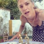 Laura Sánchez Instagram - La jefa me ha hecho su tarta!!! Gracias vida!!! 💙 #cumpleaños #43