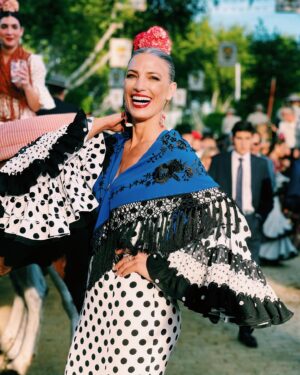 Laura Sánchez Instagram - De Sevillanas maneras… vestida por mi querida @carmenacedomoda , mantoncillo @mantonesforonda , pendientes @rocioperaltar y cuñas @castanerofficial #feriadeabril pelo @juandelojo make up @pepa_medina.t