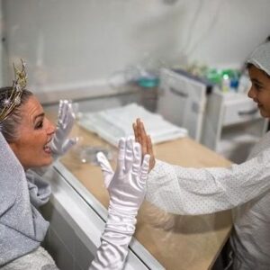 Laura Sánchez Instagram - La Estrella guió a sus Majestades a quienes no podían disfrutarlos en la calle… nuestros niños y mayores nos recibieron con los brazos abiertos… mañana de ilusión en los centros de mayores y hospitales de Huelva!!!