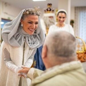 Laura Sánchez Instagram - La Estrella guió a sus Majestades a quienes no podían disfrutarlos en la calle… nuestros niños y mayores nos recibieron con los brazos abiertos… mañana de ilusión en los centros de mayores y hospitales de Huelva!!!