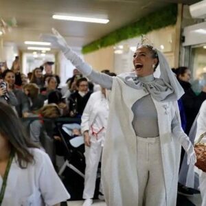 Laura Sánchez Instagram - La Estrella guió a sus Majestades a quienes no podían disfrutarlos en la calle… nuestros niños y mayores nos recibieron con los brazos abiertos… mañana de ilusión en los centros de mayores y hospitales de Huelva!!!