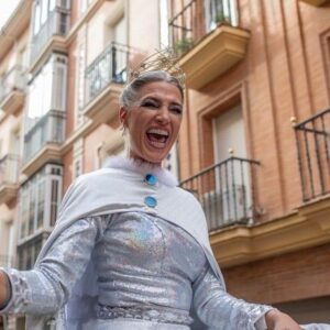Laura Sánchez Instagram - Hoy ha sido un día muy especial… guiar a los Reyes Magos por ciudad ha sido una responsabilidad emocionante!!! Estoy feliz!!! Gracias a @elajoli por su gusto en vestirme!! Y a @pepa_medina.t @moisesgiraldo @jleon_eyc @ladameenbleu.headpieces  y gracias a todos los niños de Huelva por hacer la magia posible!!!