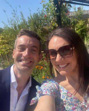 Laura Tobin Instagram - ☔️ ☀️ 💐 A lovely day @rhschelsea flower show bumping into so many of my buddies. #PressDay 

Thank you for the last photo @adilray 🤣🤣