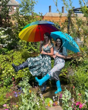 Laura Tobin Instagram - ☔️ ☀️ 💐 A lovely day @rhschelsea flower show bumping into so many of my buddies. #PressDay 

Thank you for the last photo @adilray 🤣🤣