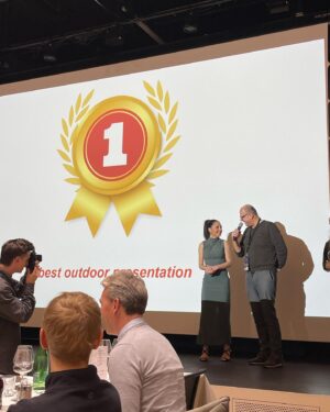 Laura Tobin Instagram - 🏆 Sooooo excited to win ‘best outside weather broadcast’ at the 15th international weather summit @wettergipfel in @ischgl_com 

40 weather presenters from 10 counties voted in 3 categories, so honoured to have been voted for by my peers 🥰