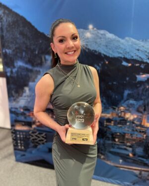 Laura Tobin Instagram - 🏆 Sooooo excited to win ‘best outside weather broadcast’ at the 15th international weather summit @wettergipfel in @ischgl_com 

40 weather presenters from 10 counties voted in 3 categories, so honoured to have been voted for by my peers 🥰
