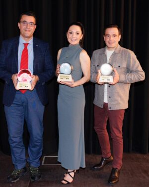 Laura Tobin Instagram - 🏆 Sooooo excited to win ‘best outside weather broadcast’ at the 15th international weather summit @wettergipfel in @ischgl_com 

40 weather presenters from 10 counties voted in 3 categories, so honoured to have been voted for by my peers 🥰