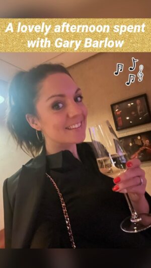 Laura Tobin Instagram - 🚢 🎼 🥂 So lovely to be back on @pandocruises #Iona in the 710 club for an intimate afternoon with @officialgarybarlow their musical director-Showcasing new talent at Sea hosted by the lovely @ollysmith 

Imagine the pressure singing one of Gary’s songs in front of Gary!

Had the obligatory picture on the staircase (unusually wearing all black, but wanted to look ‘cool and trendy’)and how come the light is always great in the toilet!!

#PrInvite