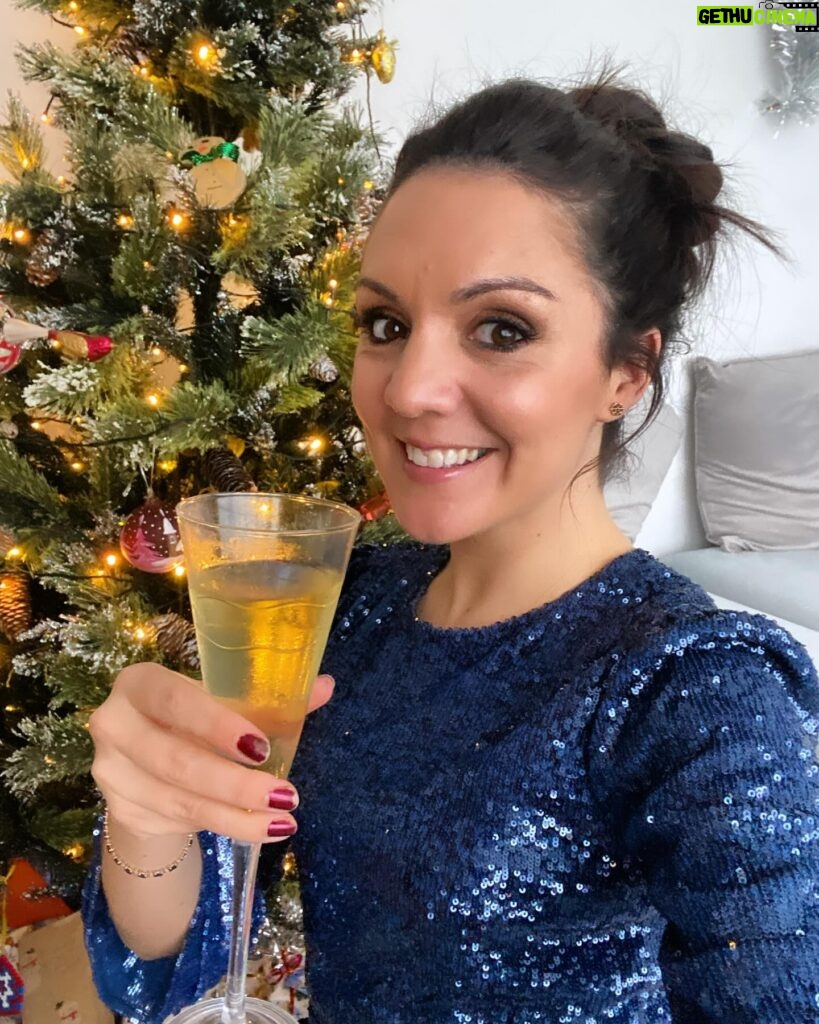 Laura Tobin Instagram - 🎄 🥂 Merry Christmas from my house to yours. I hope you are spending the day with loved ones and eating more than your weight in chocolates. If your not, a toast to you and sending love 💗