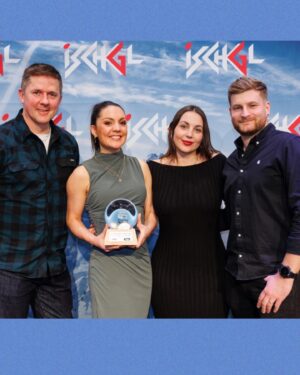 Laura Tobin Instagram - 🏆 Sooooo excited to win ‘best outside weather broadcast’ at the 15th international weather summit @wettergipfel in @ischgl_com 

40 weather presenters from 10 counties voted in 3 categories, so honoured to have been voted for by my peers 🥰