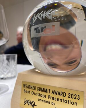 Laura Tobin Instagram - 🏆 Sooooo excited to win ‘best outside weather broadcast’ at the 15th international weather summit @wettergipfel in @ischgl_com 

40 weather presenters from 10 counties voted in 3 categories, so honoured to have been voted for by my peers 🥰