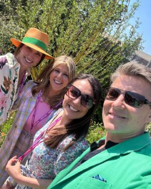 Laura Tobin Instagram - ☔️ ☀️ 💐 A lovely day @rhschelsea flower show bumping into so many of my buddies. #PressDay 

Thank you for the last photo @adilray 🤣🤣