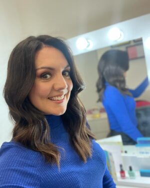 Laura Tobin Instagram - 💇🏻‍♀️Thank you for the new cut & colour @christinabhair 

I went with your vote-just a trim-well probably an inch and a half to freshen it up!

#NewHairDontCare #Flick