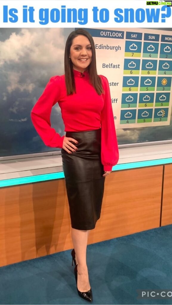 Laura Tobin Instagram - ❄️ Is #snow on the way? Yes Where? 📉Firstly it turns much colder this weekend as our air source is the Arctic 🥶 🌨️Then it’ll be cold enough for snow showers for Scotland & NE England But ❄️ The middle of next week there is a risk of disruptive snow in the south if mild air with rain hits the cold air, it’ll quickly turn to snow-watch this space 🛷