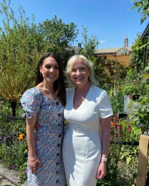 Laura Tobin Instagram - ☔️ ☀️ 💐 A lovely day @rhschelsea flower show bumping into so many of my buddies. #PressDay 

Thank you for the last photo @adilray 🤣🤣