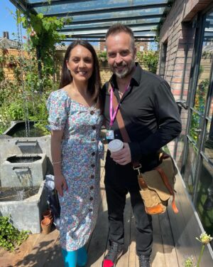 Laura Tobin Instagram - ☔️ ☀️ 💐 A lovely day @rhschelsea flower show bumping into so many of my buddies. #PressDay 

Thank you for the last photo @adilray 🤣🤣