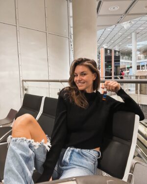 Laura Wontorra Instagram - Airportküsschen 😘 Beruflich ist grad echt viel los - was in meinem Job auch viel Reiserei
beinhaltet: Um weiter energievoll durch den Alltag zu kommen, ist @orthomol Vital f für mich
die perfekte Ergänzung zu einer ausgewogenen Ernährung. Die Mikronährstoffkombination
enthält z. B. Vitamin B12 und Magnesium, die zur Verringerung von Müdigkeit und Erschöpfung
beitragen.
Immer dabei im Travelbag 💙
#orthomolvitalf
#orthomolvitalm
Anzeige