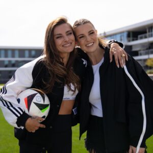 Laura Wontorra Instagram - Eine die gern mal aus der Reihe tanzt - wie ihr damaliger Lieblingsspieler Jörg Böhme. In Folge 3 von „ @dfb Fußballzeit mit “ gibt’s Frauenpower im Doppelpack. Diesmal zu Gast: die S04-sozialisierte @sophiathomalla , die schon in sehr jungen Jahren an der Existenz des Fußballgotts zweifeln sollte…

Warum sie „sofort auf Schalke anfangen könnte“ und auf welchen aktuellen Nationalspieler sie besonders schaut, erfahrt ihr in der neuen Folge. Ab heute auf YouTube 💥 

Alle weiteren Infos gibt’s auf fussballzeit.dfb.de 📲

#dfb #fussballzeit #frauenpower