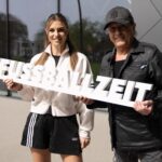 Laura Wontorra Instagram – Du wirst beschimpft und freust dich drüber..
Womöglich ein Gefühl, welches nur Peter Schilling glaubhaft beschreiben kann. In „ @dfb Fussballzeit mit “ gewährt der Singer- & Songwriter tiefe Einblicke, in seine bewegendsten Fußballmomente. 

Warum der Schwabe kürzlich den Tränen nah war und welcher Star-Nationalspieler mit Peter mal ein Bier trinken gehen möchte erfahrt ihr in Folge 2 des neuen Fußball-Formats. Jetzt auf YouTube! 📍⚽️

Alle weiteren Infos gibt’s auf fussballzeit.dfb.de

#dfb #fussballzeit #majortom